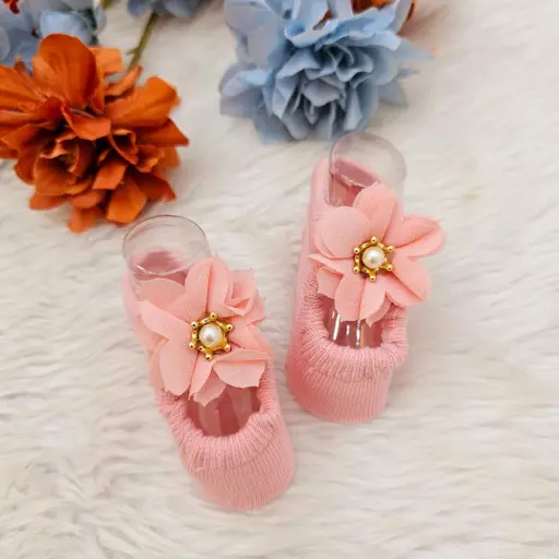 Baby Girl Socks Embellished With A Floral Design And A Pearl Accent (3)